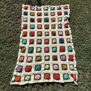Vintage gehäkelte 3D farbige Rosen afghanische Handarbeit Granny Square Decke Überwurf - Bild 1 von 6