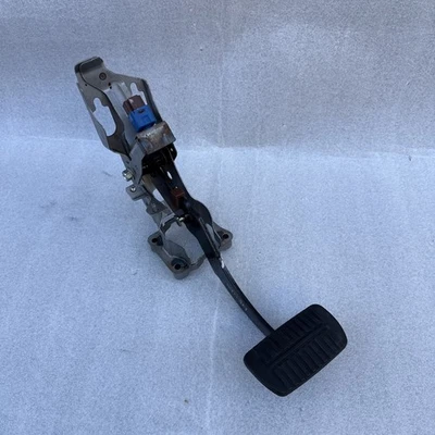 Conjunto de pedal de freno de transmisión automática Subaru Impreza 2015-2016 OEM Foto 1 de 4