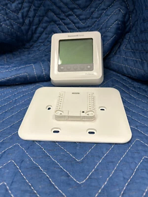 Honeywell TH6210U2001 T6 Pro Programmable Thermostat - Image 1 of 4