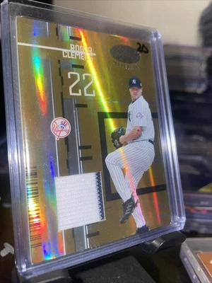 2005 ROGER CLEMENS LEAF MATERIALS MIRROR GOLD #185 YANKEES /25 (469) - Image 1 of 2