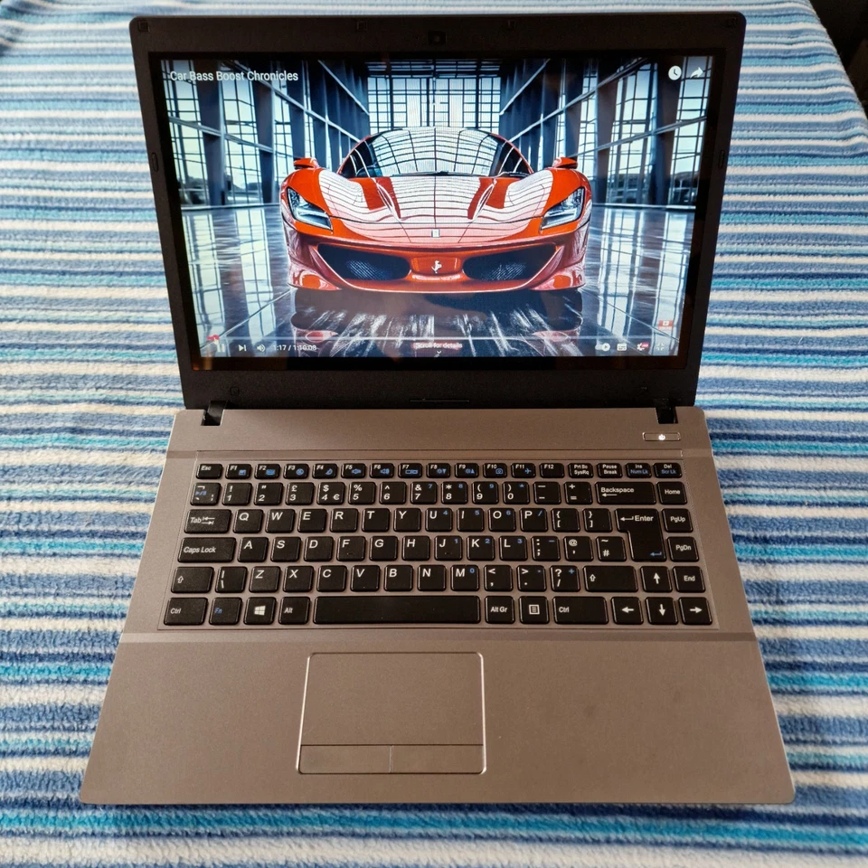 Clevo (Ergo) W547CZ Pantalla táctil, Celeron, 14", Windows 10, Disco duro de 500 GB, 8 GB de RAM Foto 1 de 4