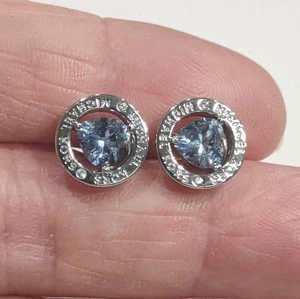 Aretes perforados Michael Kors ST piedra de vidrio azul con logotipo redondo, 0,5", M107 - Imagen 1 de 3