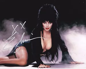 Foto autografiada de Mistress of the Dark Elvira 8x10 (reproducción) - Imagen 1 de 1