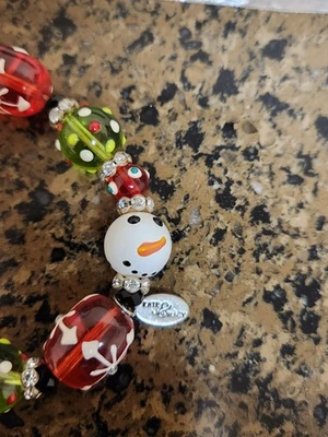 Pulsera elástica con cuentas muñeco de nieve y copo de nieve. Acentos de diamantes de imitación. NUEVO SIN ETIQUETAS. Foto 1 de 3