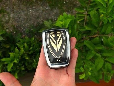 Insignia emblema parrilla delantera Nissan URVAN CARAVAN HOMY E24 1995-97 OEM #6288565N00  Foto 1 de 4