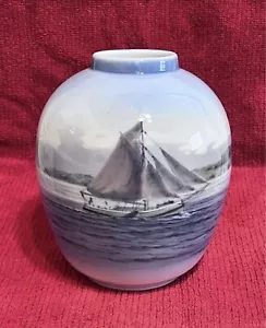 Royal Copenhagen Vase in Hand Painted Porcelain with Sailboat, 1930s-1940s. - Picture 1 of 7