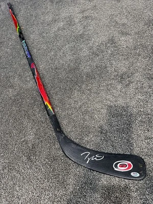 Palo de hockey autógrafo firmado por Taylor Hall Carolina Hurricanes certificado de autenticidad PSA Foto 1 de 2