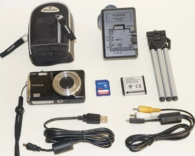 FujiFilm FinePix F72EXR Digital Camera 10.0MP + 16GB Memory Card & camera bag - Image 1 of 4