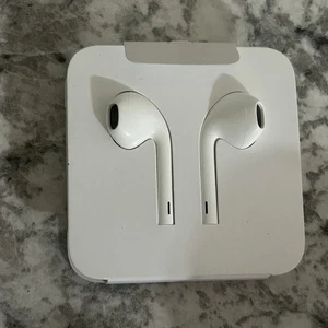 Genuine Apple Lightning Wired EarPods OEM Earbuds iPhone 7 8 X 11 - White - Picture 1 of 3