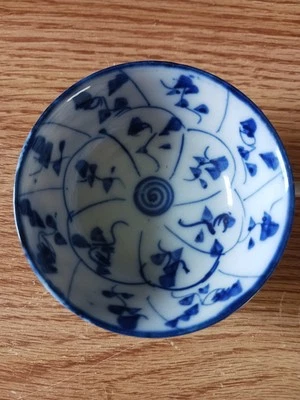 Antigua taza de té azul cobalto y blanco segunda mitad del siglo XVIII. Foto 1 de 4