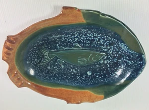 Plato de exhibición firmado de cerámica de estudio con tema acuático azul verde marrón - Imagen 1 de 12