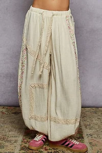 Pantalones de chándal POL bordados de gasa de algodón con cordón y cordón en beige multi - Imagen 1 de 4