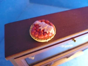 1 /12 scale Dolls House Minature Food Plum Pie with Pink Ribbon DHD-K9-1 - Picture 1 of 1