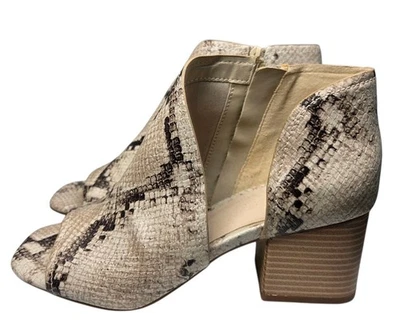 Botines al tobillo con estampado de serpiente corte en V punta ancha tacón bloque recorte lateral beige 8 Foto 1 de 4
