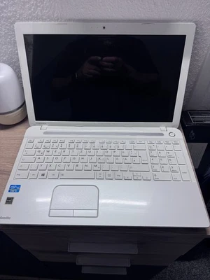 Toshiba Satellite C55-A-11 W * voll funktionstüchtig * WIN 11 Pro vorinstalliert - Bild 1 von 4
