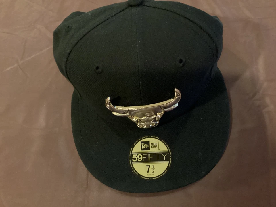 NOVA ERA CHICAGO BULLS BONÉ 59 CINQUENTA BONÉ PRETO TAMANHO 71/2 EMBLEMA DOURADO - Imagem 1 de 2