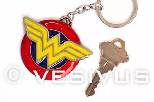 LLAVERO - DC WOMAN Logotipo Llave de Metal Accesorio Joyería Nerd Geek Superhéroe - Imagen 1 de 1