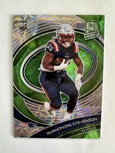 Rhamondre Stevenson 2021 Spectra verde neón Prizm Rookie RC/35 #171 Patriots - Imagen 1 de 2