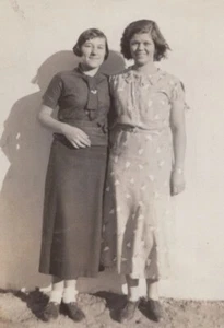 1935 Two Women Stylish Dresses Sunlit Wall Smiling Friendship Portrait - Picture 1 of 3