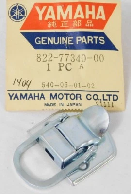 NOS YAMAHA LUGGAGE BOX DOOR LATCH 822-77340-00-00 SL292 SL338 EW433 TL433 ET340 - Изображение 1 из 4