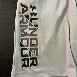 Under Armour Boys Loose Fit Gray Polyester Athletic Shorts Size YMD - Picture 1 of 9