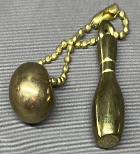 Vintage 1,25" Bowling Pin und Bowlingkugel Schlüsselanhänger gold messingfarben Metall - Bild 1 von 2