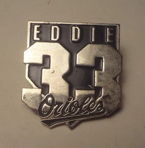 1998 HAT or VEST BADGE - ORIELS - EDDIE MURRAY #33 silvertone - MLB BUTTON / PIN - Picture 1 of 3
