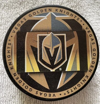 PUCK RECUERDO DISEÑO MEDALLÓN CABALLEROS DORADOS VEGAS *DISEÑO NUEVO** Foto 1 de 2