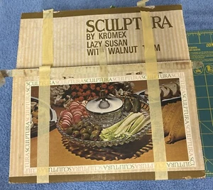 Bandeja Lazy Susan de Colección Escultura Borde de Nogal de Kromex Relish Vegetal Nuevo de Lote Antiguo - Imagen 1 de 3