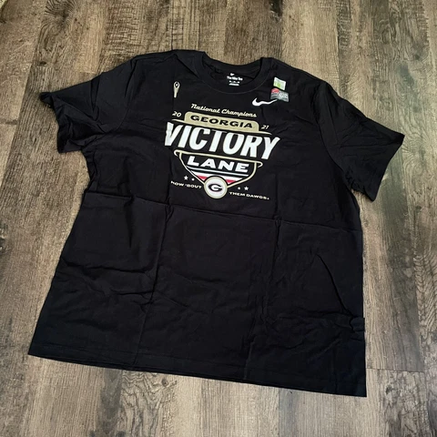 New Men’s Nike Georgia Bulldogs 2021 National Champions Shirt 2XL Victory Lane Cover