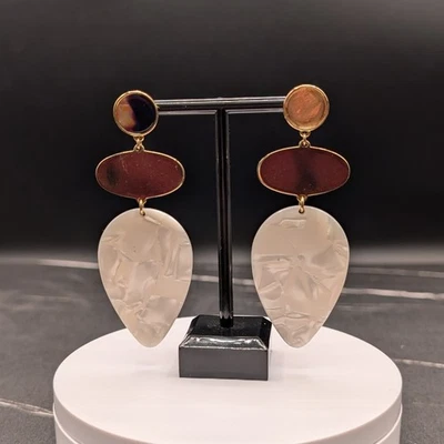 Pendientes llamativos tono dorado con gotas acrílicas granate ovaladas y lágrima esmerilada Foto 1 de 4