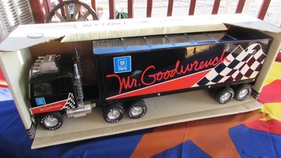 1980'S NYLINT MR. GOODWRENCH ADVERTISING BLACK 18 WHEELER METAL TRUCK - Image 1 of 4