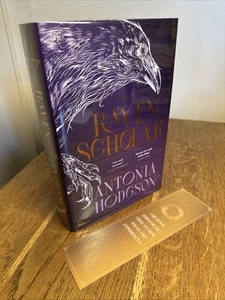 The Raven Scholar by Antonia Hodgson SIGNED NUMBERED 2025 UK 1/1 HB Hodderscape - Imagen 1 de 10