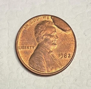 1982 Copper Lincoln Memorial Cent, Huge Cud on Obverse, Mint Error Readable Date - Picture 1 of 3