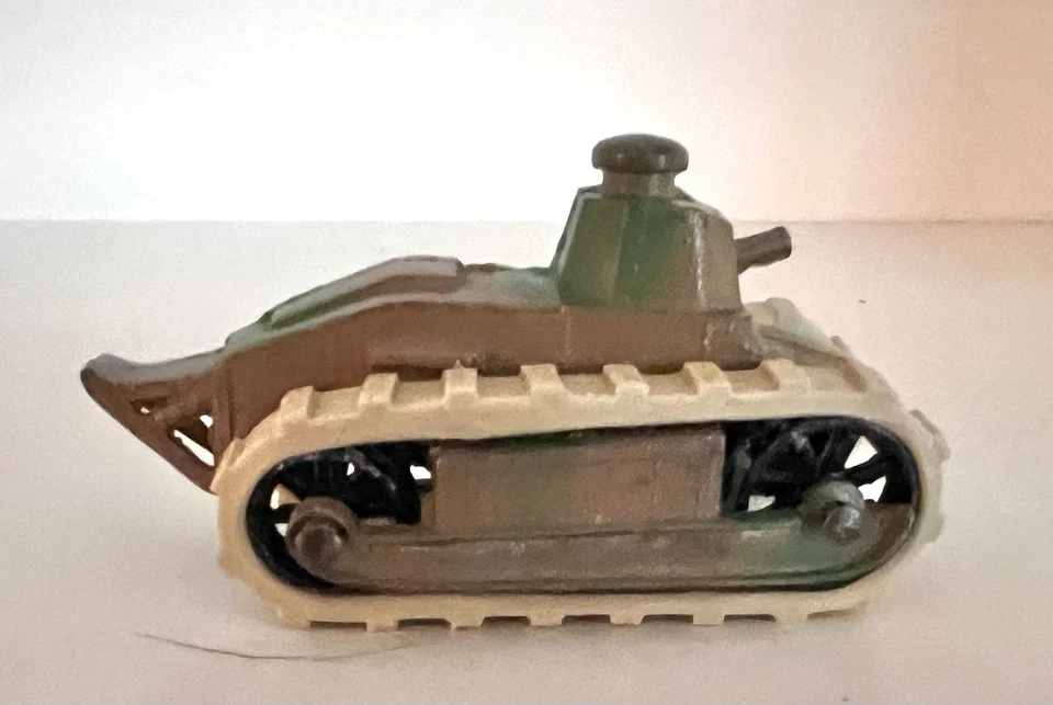 TOOTSIETOY - 1940's RENAULT TANK - ORIGINAL CAMO - VERY GOOD TANK - MUST SEE IT - Image 1 of 4