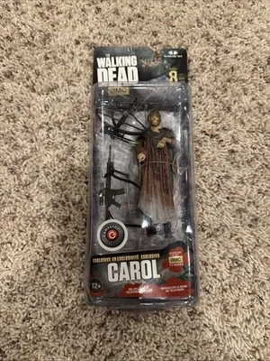 "Figura de acción The Walking Dead Carol McFarlane 5"" serie 8 en tarjeta 2015 GameStop" Foto 1 de 4