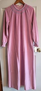 Vintage Vanity Fair SHEVELVA House Coat/Robe Embroidered Pink Small NWT - Picture 1 of 14