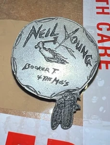 Neil Young and Booker & The MG'S 1993 Metal Pin Jacket/Hut Pin Collectible Rare - Bild 1 von 5