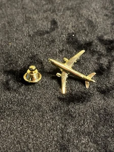 Pin de avión jet de pasajeros vintage, embrague domo cabeza plana tono dorado - Imagen 1 de 10