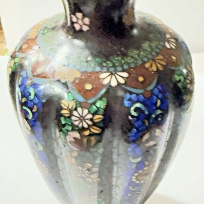 Jarrón japonés Meiji Cloisonne temprano alambre fino mariposas y diseño floral acanalado Foto 1 de 4