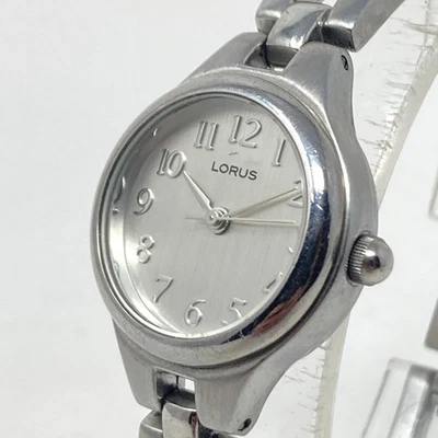 Reloj Lorus Mujer 22mm Tono Plateado Redondo Esfera Plateada Clásico Batería Nueva 6.5" Foto 1 de 4