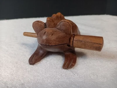 Instrumento musical de percusión manual guiro rana madera tallado a mano 4,25 L x 4" H Foto 1 de 4