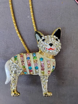 Betsey Johnson Perro En Suéter Colgante Estrás con Cadena Broche Prendedor ¡Nuevo! Foto 1 de 4