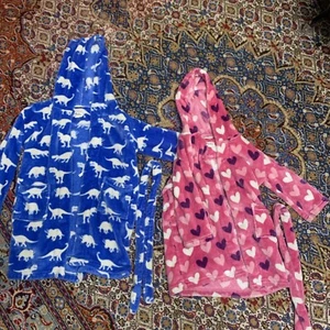 2 Hatley Hoody Bathrobes: Blue, Size 6/7 and Pink, Size  4/5. - Picture 1 of 5