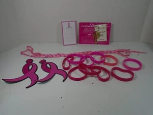 LOTE DE COSAS DE CONCIENCIACIÓN SOBRE EL CÁNCER DE MAMA--BANDAS-ALMOHADILLA-LLAVERO-ZAPATOS (MIRA) - Imagen 1 de 6