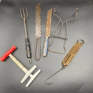 Vintage Küchenwerkzeug 6er-Set: Zerkleinerer primitive Brotmesser Zinkengabel Skala - Bild 1 von 24