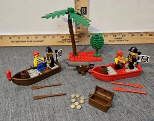 Vintage LEGO : 4 Pirate Minifigures - Boat - flag - musket - treasure chest gold - Picture 1 of 12