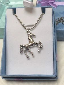 Kinder Mädchen PFERD PONY versilbert 16 ZOLL Halskette mit kostenloser Geschenkbox - Bild 1 von 1