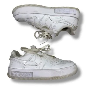 Scarpe Nike Air Force 1 Fontanka triple bianche iridescenti DQ5021-100 - Foto 1 di 16