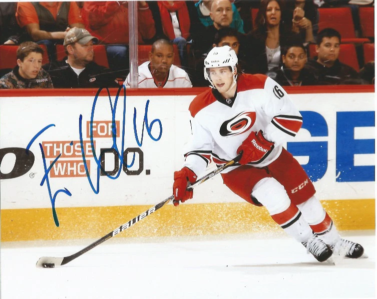 Foto autografiada 8x10 firmada por Carolina Hurricanes Elias Lindholm certificado de autenticidad D Foto 1 de 1